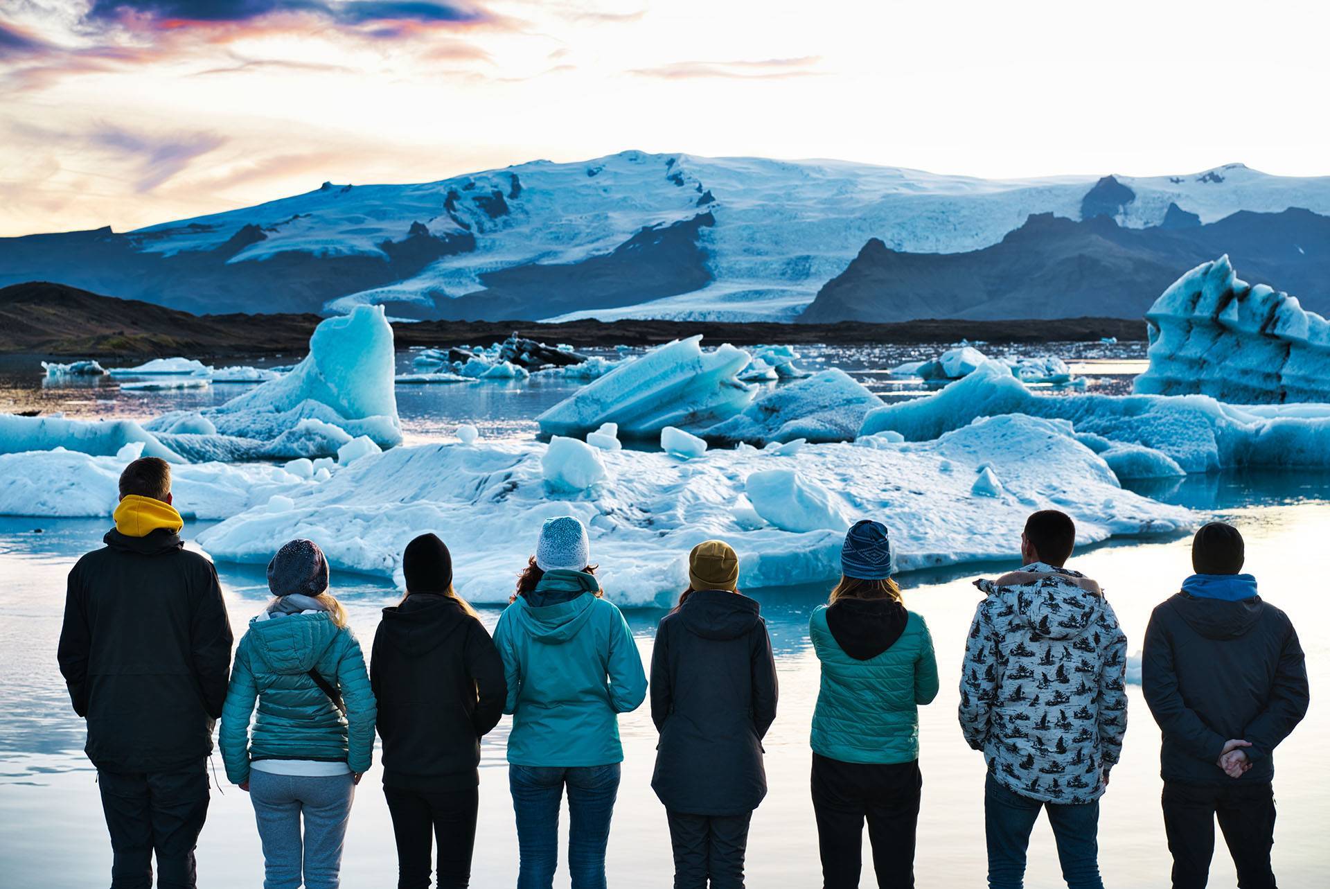 Почему в исландии большое количество действующих. Исландия исландцы. Туристы в Исландии. Исландия туризм. Исландия экскурсии.